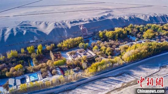 2022年11月，航拍深秋季節(jié)的莫高窟。　　王斌銀 攝