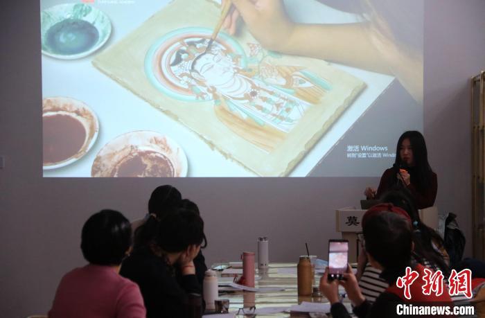 2023年2月，在敦煌研究院莫高學堂，研學導師給學員講授敦煌壁畫臨摹技法。　　張曉亮 攝