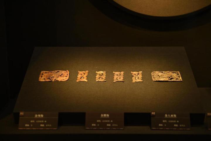 張家川縣馬家塬車輿博物館展陳的馬家塬遺址出土的金項飾、金腰飾、金人畫飾等。李亞龍 攝　　