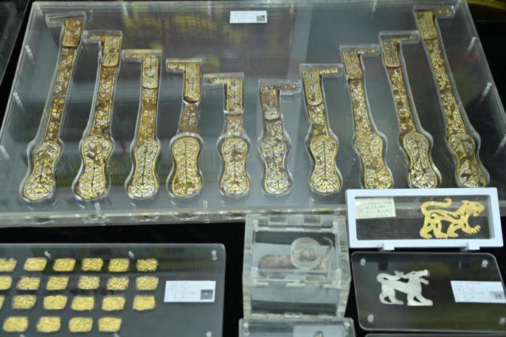 張家川馬家塬出土的金帶飾、大角羊、人形鉛俑及狼形銀車輿飾等文物。