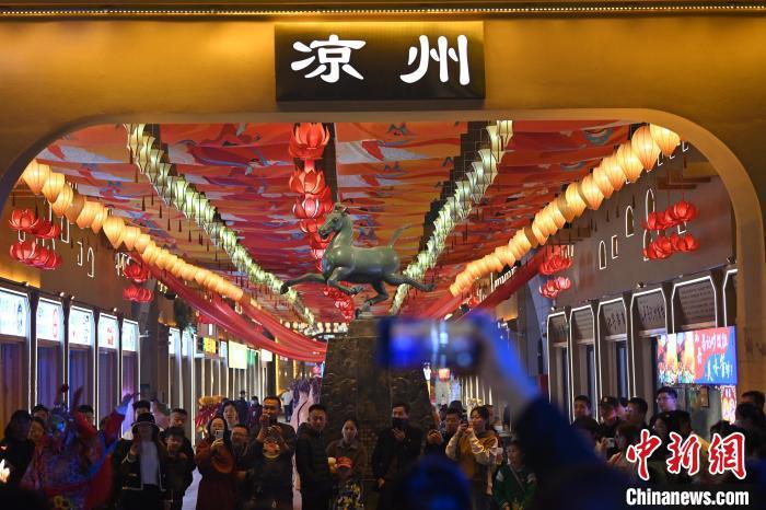 圖為游人拍攝煥然一新亮相的街區(qū)。李亞龍 攝</p>
<p>