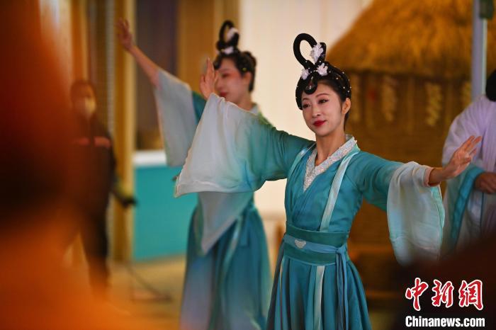 圖為工作人員進(jìn)行舞蹈表演。李亞龍 攝</p>
<p>