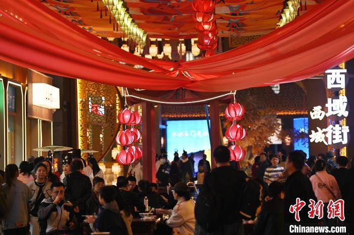 圖為街區(qū)現(xiàn)場游客絡(luò)繹不絕。李亞龍 攝</p>
<p>