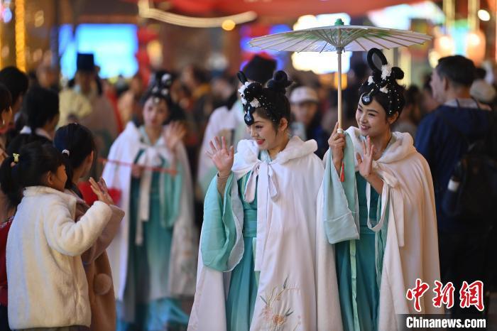 圖為街區(qū)人員著傳統(tǒng)服飾與游人互動(dòng)。李亞龍 攝</p>
<p>