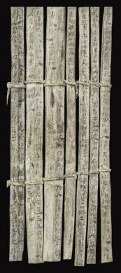 漢簡《康居王使者冊》。此簡記載了西域康居國使者前來“進貢”駱駝，抵達敦煌遇到不公后反映問題，朝廷受理解決的經(jīng)過。新華社發(fā)（甘肅簡牘博物館供圖）