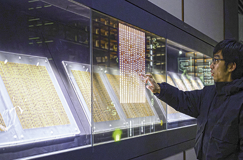 3月6日，工作人員在荊門市博物館新館內(nèi)楚簡展廳展示使用互動裝置。新華每日電訊記者　胡競文