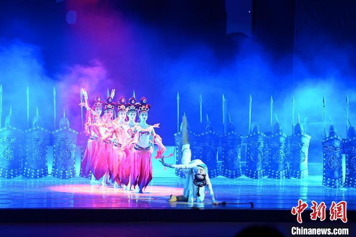 2023年2月18日，蘭州歌舞劇院創(chuàng)排的大型舞劇《大夢敦煌》?！　【琶赖┰?攝