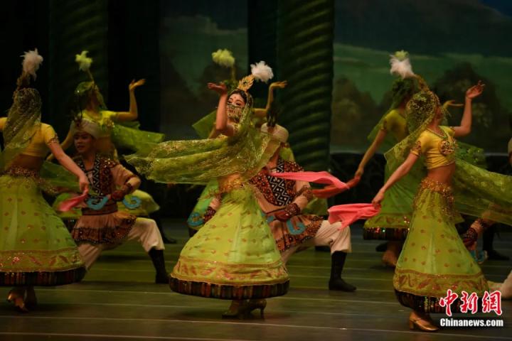 2024年2月23日晚，中國經(jīng)典舞劇《絲路花雨》在甘肅蘭州演出恭賀新春。李亞龍 攝