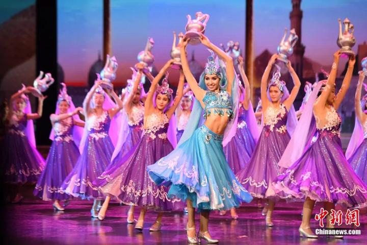 《絲路花雨》外國演員在波斯酒舞中領(lǐng)舞。楊艷敏 攝