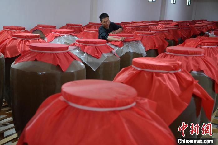 圖為5月10日，工作人員在儲(chǔ)酒庫(kù)檢查酒缸密封性。九美旦增　攝