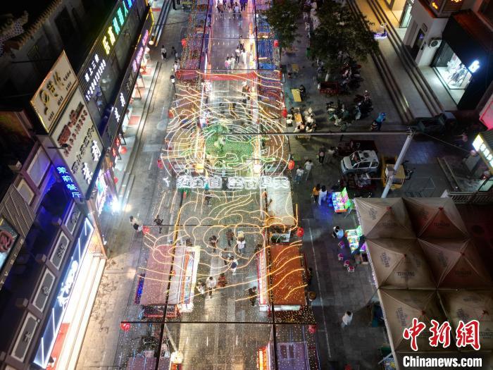 圖為明清街夜市燈光點(diǎn)亮具有武威文化元素的“銅奔馬”彩燈。(無人機(jī)照片) 　戴文昌 攝</p><p>