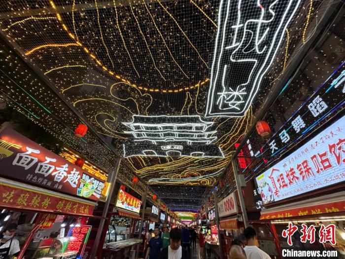 圖為明清街夜市燈光點(diǎn)亮具有武威文化元素的“涼州古城門”彩燈。　戴文昌 攝</p><p>