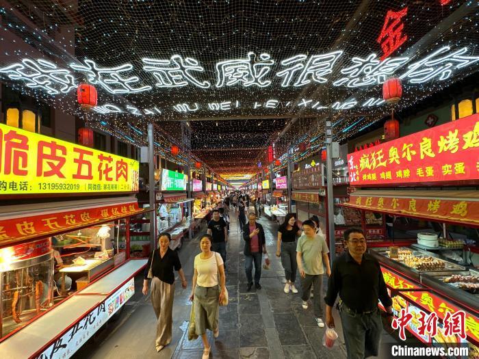 圖為明清街夜市燈光點(diǎn)亮“我在武威很想你”。　戴文昌 攝</p><p>