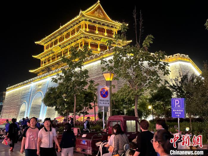 圖為夜幕降臨，涼州古城門燈光亮起。　戴文昌 攝