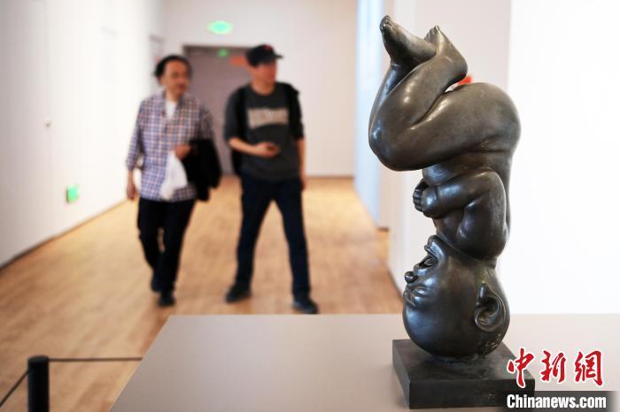 5月21日，觀眾參觀“絲路印跡”雕塑藝術(shù)作品展展出的雕塑作品。九美旦增 攝</p>
<p>