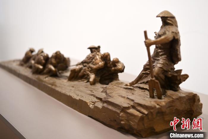 5月21日，在“絲路印跡”雕塑藝術(shù)作品展展出的作品《治水為民·禹德九州》。九美旦增 攝</p>
<p>