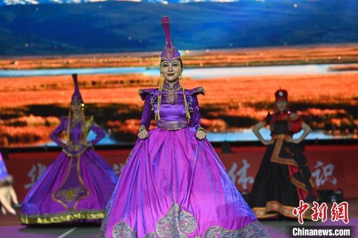圖為開幕式現(xiàn)場(chǎng)蒙古族服飾秀。李亞龍 攝</p>
<p>