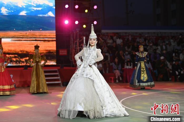 圖為開幕式現(xiàn)場(chǎng)蒙古族服飾秀。李亞龍 攝</p>
<p>