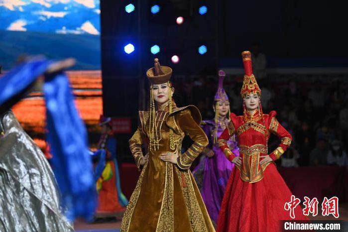 圖為開幕式現(xiàn)場(chǎng)蒙古族服飾秀。李亞龍 攝</p>
<p>