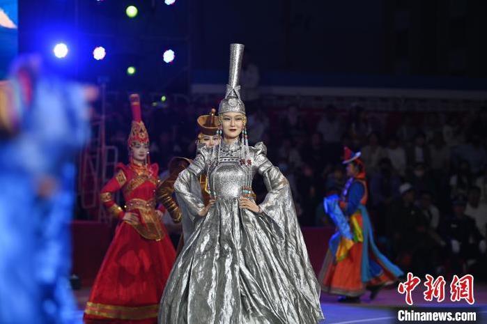 圖為開幕式現(xiàn)場(chǎng)蒙古族服飾秀。李亞龍 攝</p>
<p>