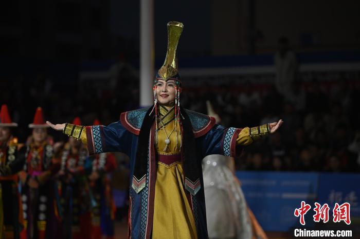 圖為開幕式現(xiàn)場(chǎng)蒙古族服飾秀。李亞龍 攝