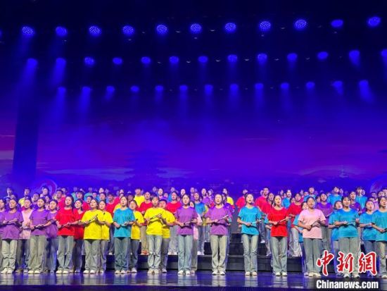 5月28日晚，“詩意甘肅·絲路長風(fēng)三千里”——月出涼州·武威詩會(huì)在甘肅省武威市漢唐天馬城舉行。楊娜 攝