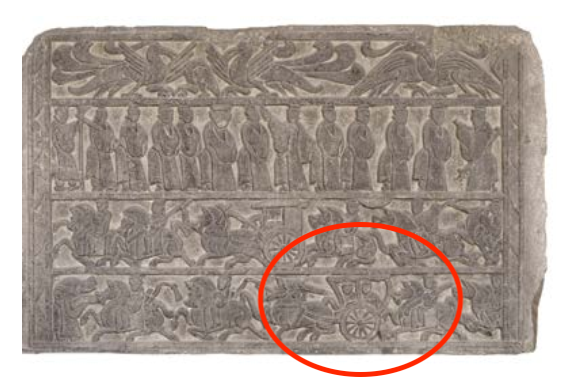 △漢代迎賓、車馬出行畫像石，現(xiàn)藏于臨沂市博物館。畫像石的第四層中有軺車出現(xiàn)。