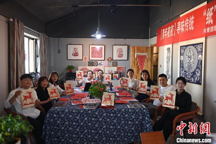 6月6日，在甘肅敦煌青年夜校課程中，青年學(xué)員展示學(xué)習(xí)敦煌非遺剪紙的成果。