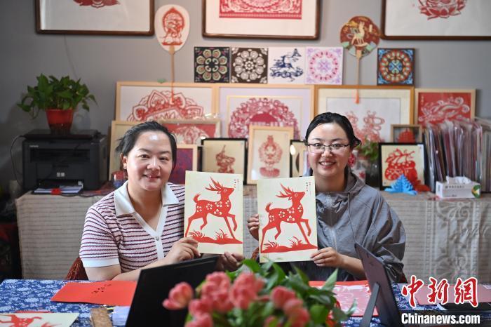 6月6日，在甘肅敦煌青年夜校課程中，青年學(xué)員展示學(xué)習(xí)敦煌非遺剪紙的成果。李亞龍 攝　　