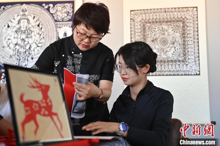 6月6日，在甘肅敦煌青年夜校課程中，青年學(xué)員學(xué)習(xí)敦煌非遺剪紙課程。李亞龍 攝