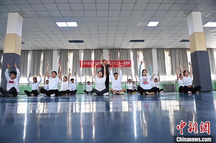 6月6日，在甘肅敦煌青年夜校課程中，青年學(xué)員學(xué)習(xí)敦煌舞課程。李亞龍 攝　　
