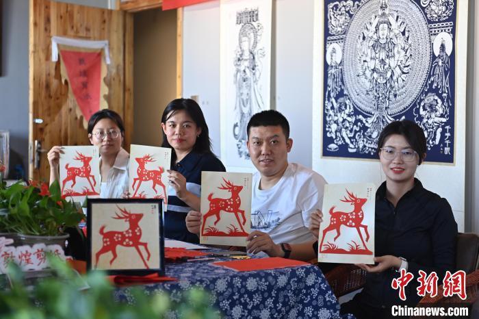 6月6日，在甘肅敦煌青年夜校課程中，青年學(xué)員展示學(xué)習(xí)敦煌非遺剪紙的成果。李亞龍 攝　　
