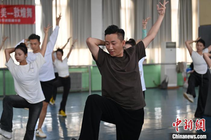 6月6日，在甘肅敦煌青年夜校課程中，青年學(xué)員學(xué)習(xí)敦煌舞課程。李亞龍 攝　　