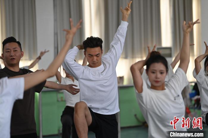 6月6日，在甘肅敦煌青年夜校課程中，青年學(xué)員學(xué)習(xí)敦煌舞課程。李亞龍 攝　　