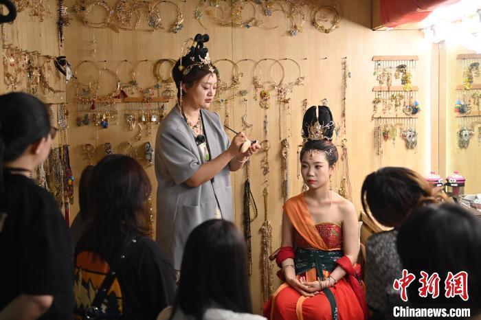 6月6日，在甘肅敦煌青年夜校課程中，青年學(xué)員學(xué)習(xí)敦煌美妝課程。李亞龍 攝