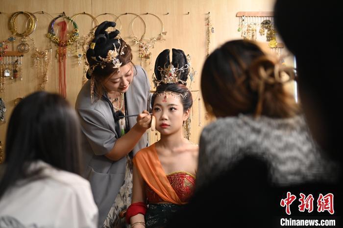 6月6日，在甘肅敦煌青年夜校課程中，青年學(xué)員學(xué)習(xí)敦煌美妝課程。李亞龍 攝　　