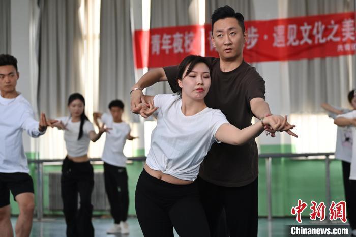 6月6日，在甘肅敦煌青年夜校課程中，學(xué)員學(xué)習(xí)敦煌舞課程。李亞龍 攝　　