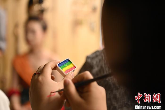 6月6日，在甘肅敦煌青年夜校課程中，青年學(xué)員學(xué)習(xí)敦煌美妝課程。李亞龍 攝　　