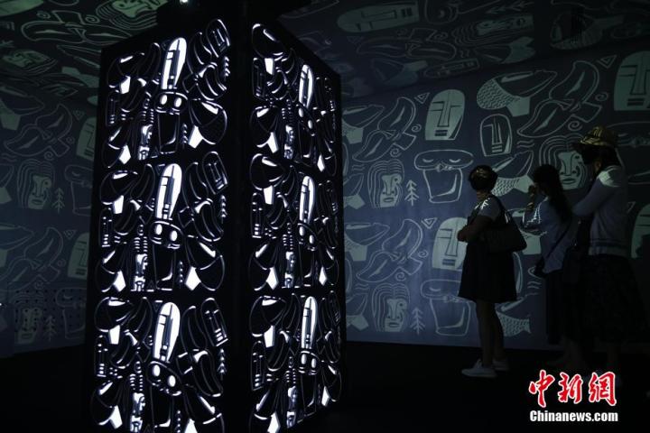 圖為游客參觀藝術(shù)展。中新社記者 李亞龍 攝