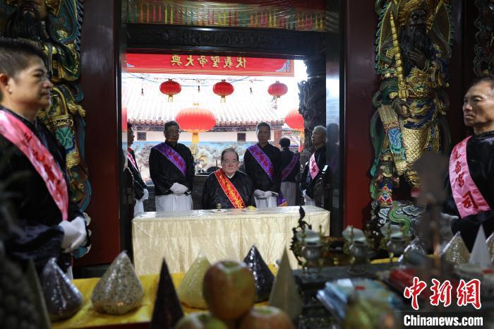 6月21日，“2024(甲辰年)兩岸共祭人文始祖伏羲典禮”在臺(tái)灣新北舉行。擔(dān)任主祭官的先嗇宮董事長(zhǎng)、中國(guó)國(guó)民黨前秘書(shū)長(zhǎng)李乾龍(中)出席典禮并擔(dān)任主祭官。中新社記者 張曉曦 攝