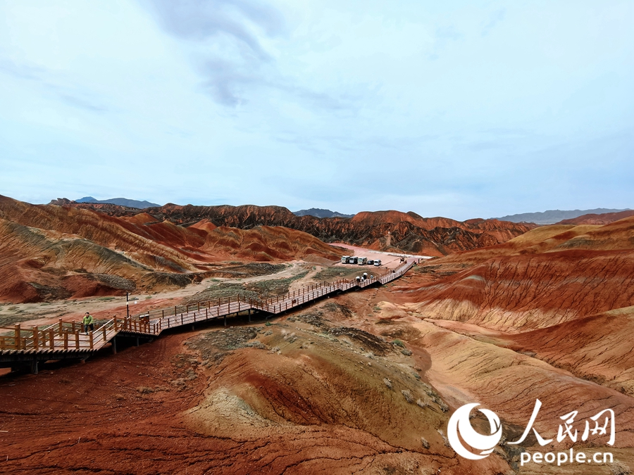  雨后的七彩丹霞，顏色格外艷麗。人民網(wǎng) 黃津曉虎攝