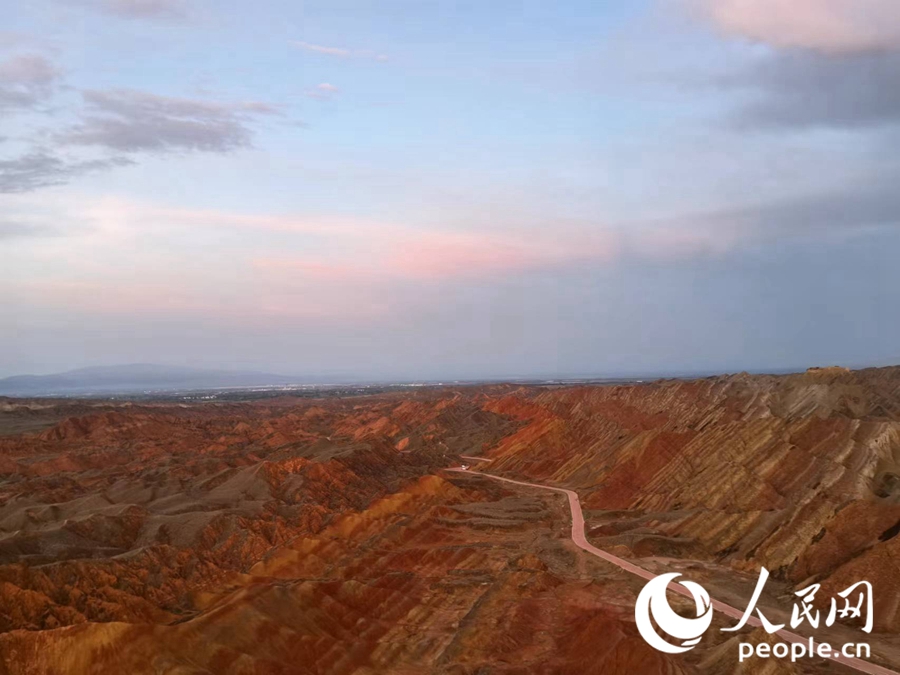 日落時分，余暉與丹霞交相輝映。人民網(wǎng)記者 唐嘉藝攝