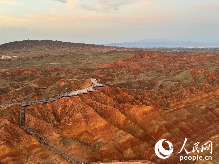 日落時分，余暉與丹霞交相輝映。人民網(wǎng)記者 徐冬兒攝