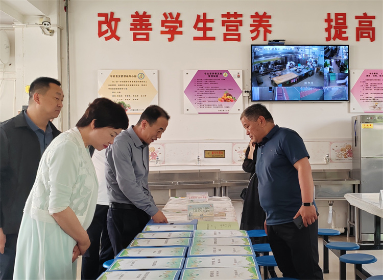 市紀(jì)委監(jiān)委扎實(shí)推動(dòng)開(kāi)展群眾身邊腐敗和作風(fēng)問(wèn)題集中整治工作，圖為市紀(jì)委監(jiān)委派駐市教育局紀(jì)檢監(jiān)察組在白銀區(qū)開(kāi)展“中小學(xué)校園食品安全和膳食經(jīng)費(fèi)管理”集中整治工作開(kāi)展情況督查.jpg