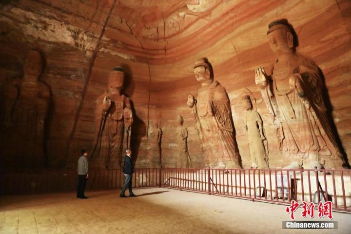 7月15日，游人參觀甘肅省平?jīng)鍪袥艽h百里石窟長廊中的南石窟寺1號窟。百里石窟長廊位于涇川縣境內，由512個石窟、5眼窟中石井組成，現(xiàn)存王母宮石窟、鳳凰山石窟、南石窟寺、丈八寺石窟、羅漢洞石窟、太山寺石窟等規(guī)模較大的石窟群，還有數(shù)量眾多的小石窟群。南石窟寺開鑿于北魏永平三年，其中1號窟屬于大型七佛窟，七佛高達6米。中新社記者 李亞龍 攝