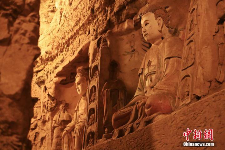 7月15日，甘肅省平?jīng)鍪袥艽h百里石窟長廊中的王母宮石窟造像。百里石窟長廊位于涇川縣境內，由512個石窟、5眼窟中石井組成，現(xiàn)存王母宮石窟、鳳凰山石窟、南石窟寺、丈八寺石窟、羅漢洞石窟、太山寺石窟等規(guī)模較大的石窟群，還有數(shù)量眾多的小石窟群。王母宮石窟又名千佛洞，該窟設計宏大，造像生動，窟內擁有造像數(shù)百尊，是較為珍貴的佛教文化歷史遺存。中新社記者 李亞龍 攝</p>
<p>