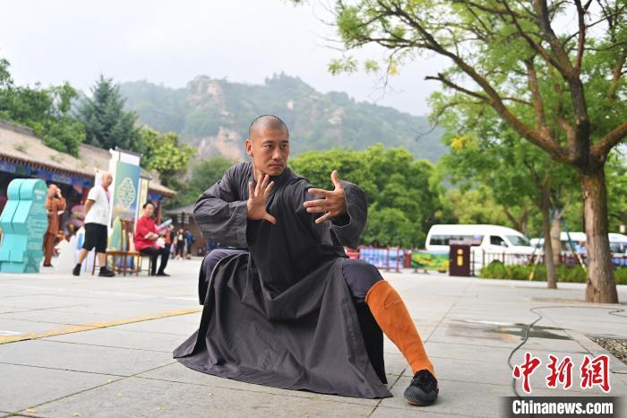 7月14日，甘肅省平?jīng)鍪嗅轻忌骄皡^(qū)內(nèi)，嵩山少林弟子展示武藝。7月13日至14日，“2024年北京體育大學(xué)第十五屆國(guó)際武術(shù)比賽交流大會(huì)暨首屆崆峒山國(guó)際武術(shù)大會(huì)”舉行，大會(huì)也在崆峒山景區(qū)進(jìn)行問(wèn)道崆峒、武術(shù)高級(jí)研修班、崆峒拜師等系列活動(dòng)。中新社記者 李亞龍 攝</p>
<p>