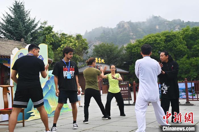 7月14日，甘肅省平?jīng)鍪嗅轻忌骄皡^(qū)內(nèi)，外籍武術(shù)愛(ài)好者學(xué)習(xí)崆峒派武術(shù)。7月13日至14日，“2024年北京體育大學(xué)第十五屆國(guó)際武術(shù)比賽交流大會(huì)暨首屆崆峒山國(guó)際武術(shù)大會(huì)”舉行，大會(huì)也在崆峒山景區(qū)進(jìn)行問(wèn)道崆峒、武術(shù)高級(jí)研修班、崆峒拜師等系列活動(dòng)。中新社記者 李亞龍 攝</p>
<p>