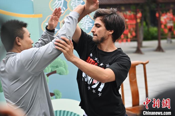 7月14日，甘肅省平?jīng)鍪嗅轻忌骄皡^(qū)內(nèi)，外籍武術(shù)愛(ài)好者(右)進(jìn)行忽雷太極拳切磋。7月13日至14日，“2024年北京體育大學(xué)第十五屆國(guó)際武術(shù)比賽交流大會(huì)暨首屆崆峒山國(guó)際武術(shù)大會(huì)”舉行，大會(huì)也在崆峒山景區(qū)進(jìn)行問(wèn)道崆峒、武術(shù)高級(jí)研修班、崆峒拜師等系列活動(dòng)。中新社記者 李亞龍 攝</p>
<p>
