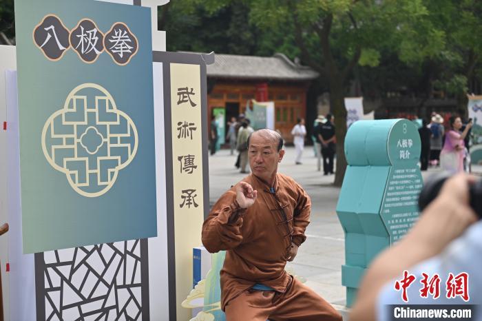 7月14日，甘肅省平?jīng)鍪嗅轻忌骄皡^(qū)內(nèi)，八極拳傳承人展示八極拳。7月13日至14日，“2024年北京體育大學(xué)第十五屆國(guó)際武術(shù)比賽交流大會(huì)暨首屆崆峒山國(guó)際武術(shù)大會(huì)”舉行，大會(huì)也在崆峒山景區(qū)進(jìn)行問(wèn)道崆峒、武術(shù)高級(jí)研修班、崆峒拜師等系列活動(dòng)。中新社記者 李亞龍 攝</p>
<p>